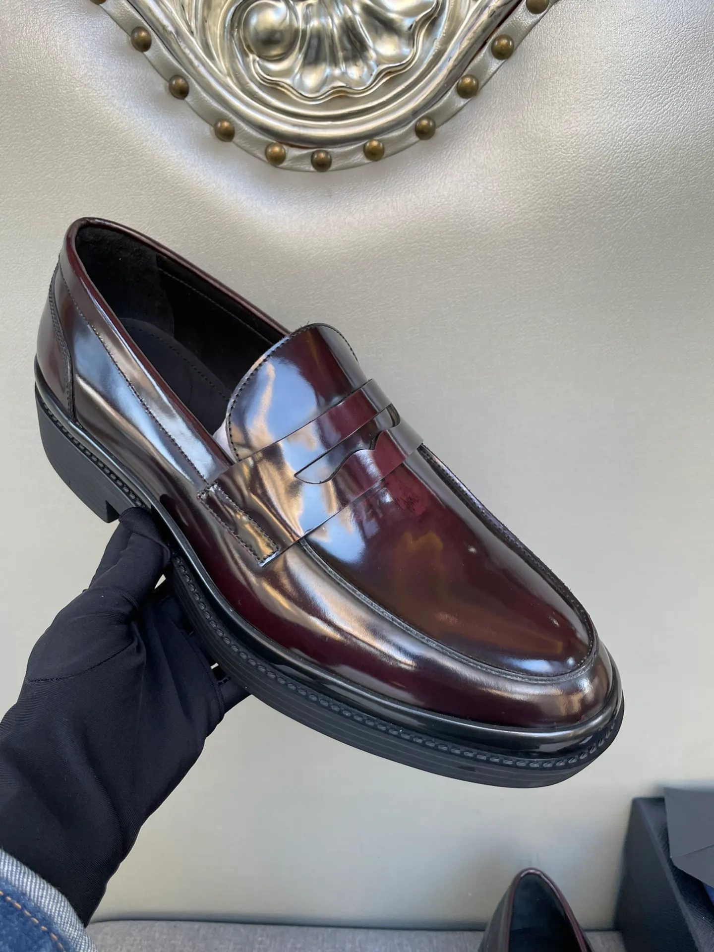 Men's shoes 💰860 💰Best recommendation✨PRADA Prada top purchasing quality imported upper with color-brushed edge beads carved toe design cowhide lining private molded TPU outsole non-slip, wear-resistant and elastic fashionable and versatile burgundy black blue 39-44 in stock (38, 45 customized for replacement, return and exchange)